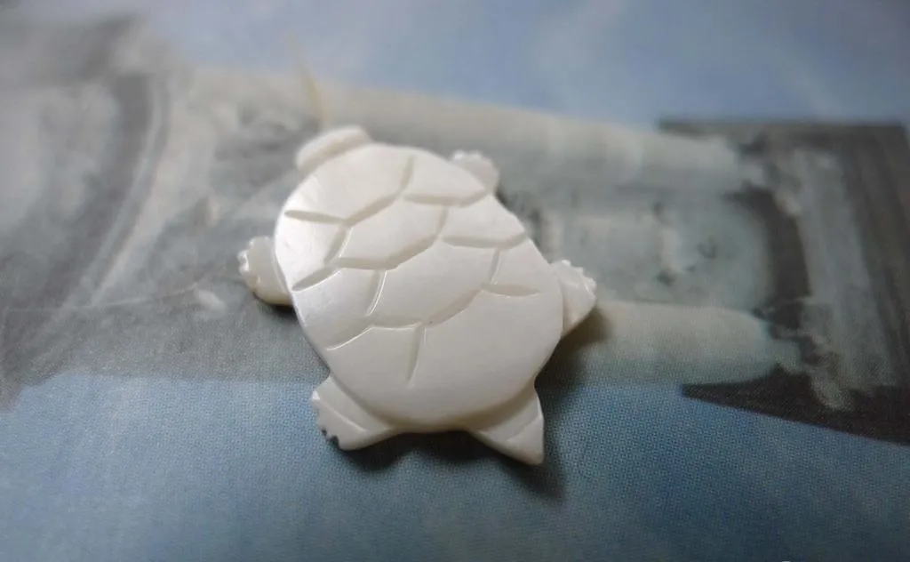 6 pcs of Natural Shell Turtle Charms 13x19mm A6335