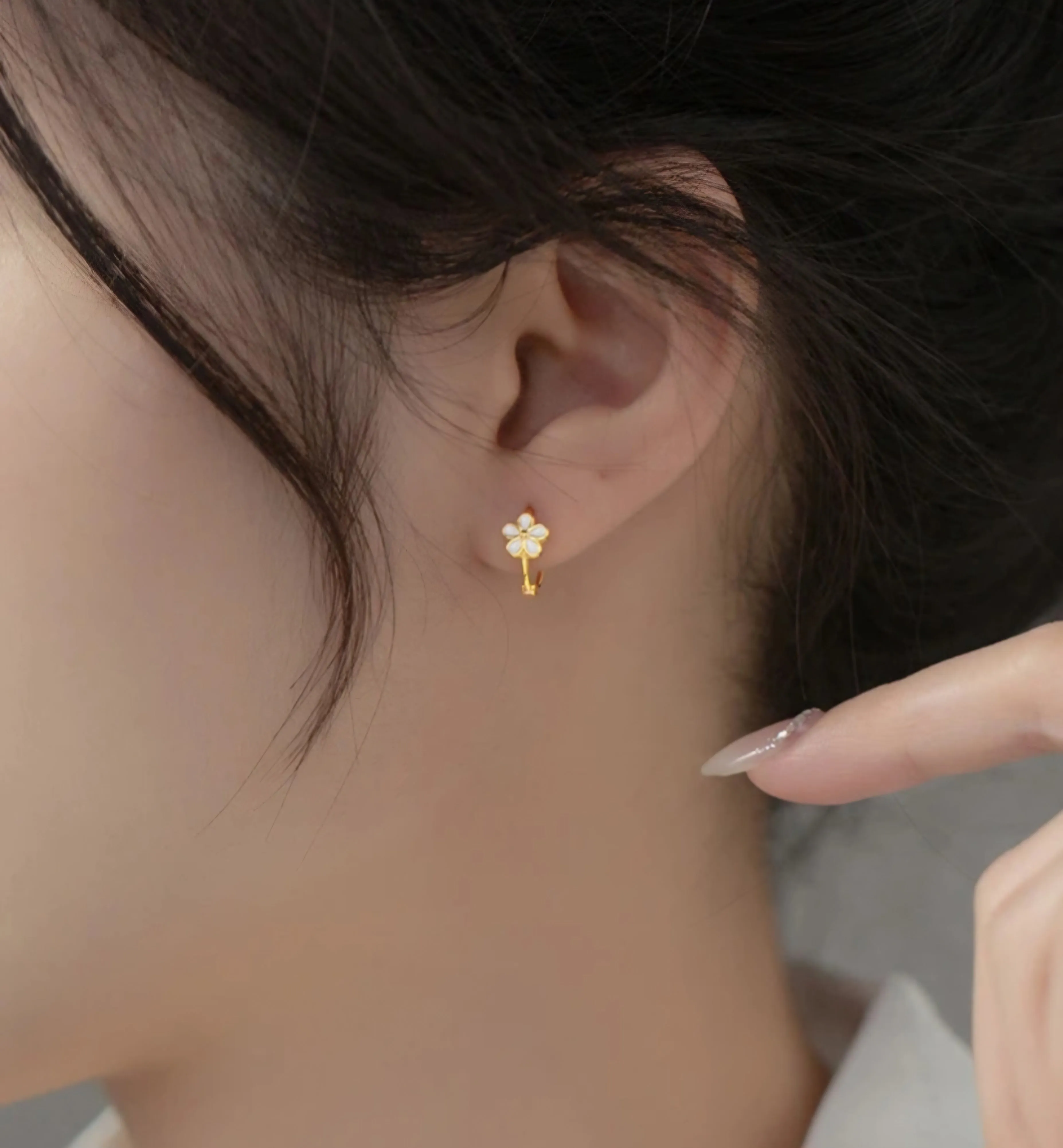 925 Sterling Silver Tine Enamel Sweet Flower Hoop Earrings.