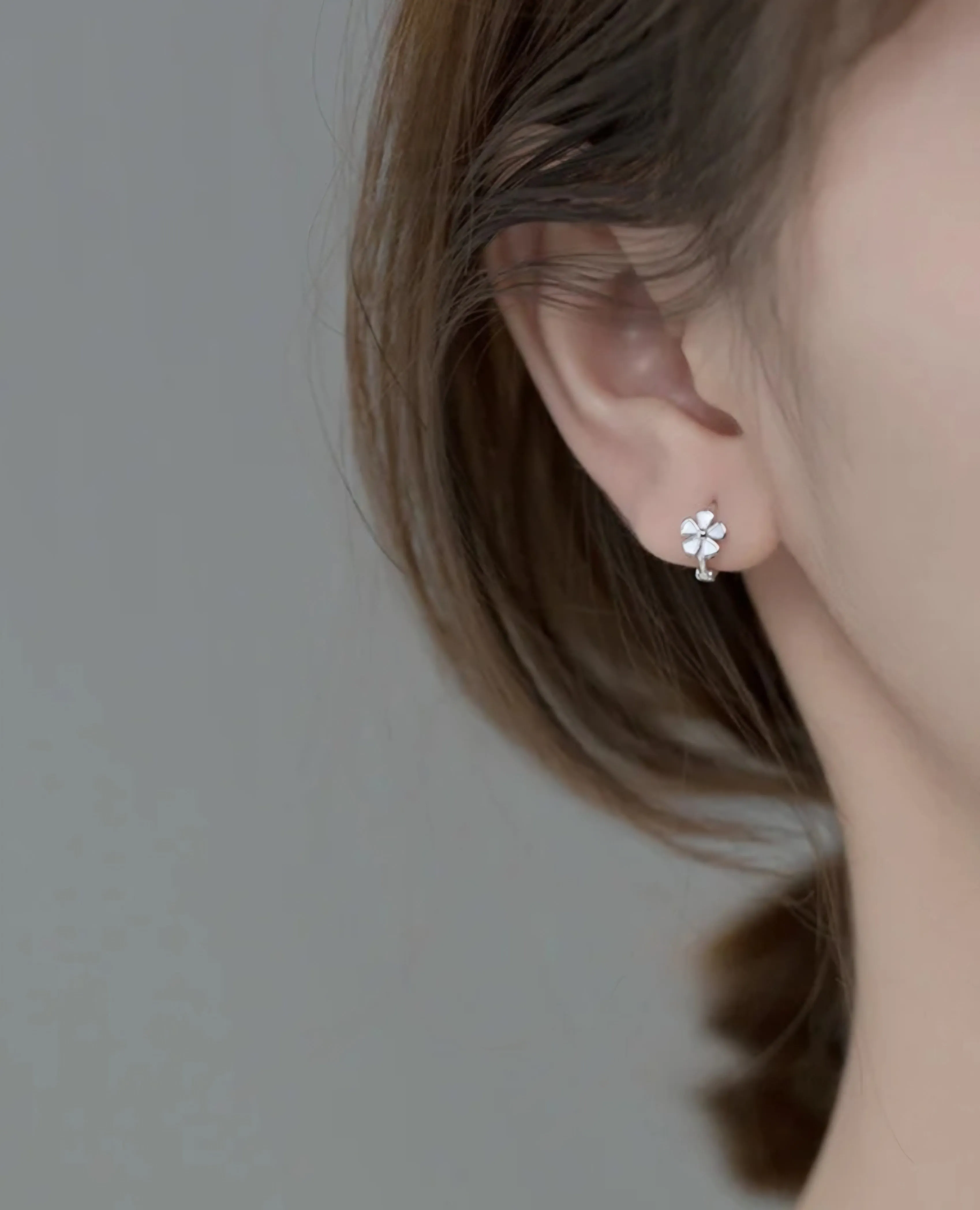 925 Sterling Silver Tine Enamel Sweet Flower Hoop Earrings.