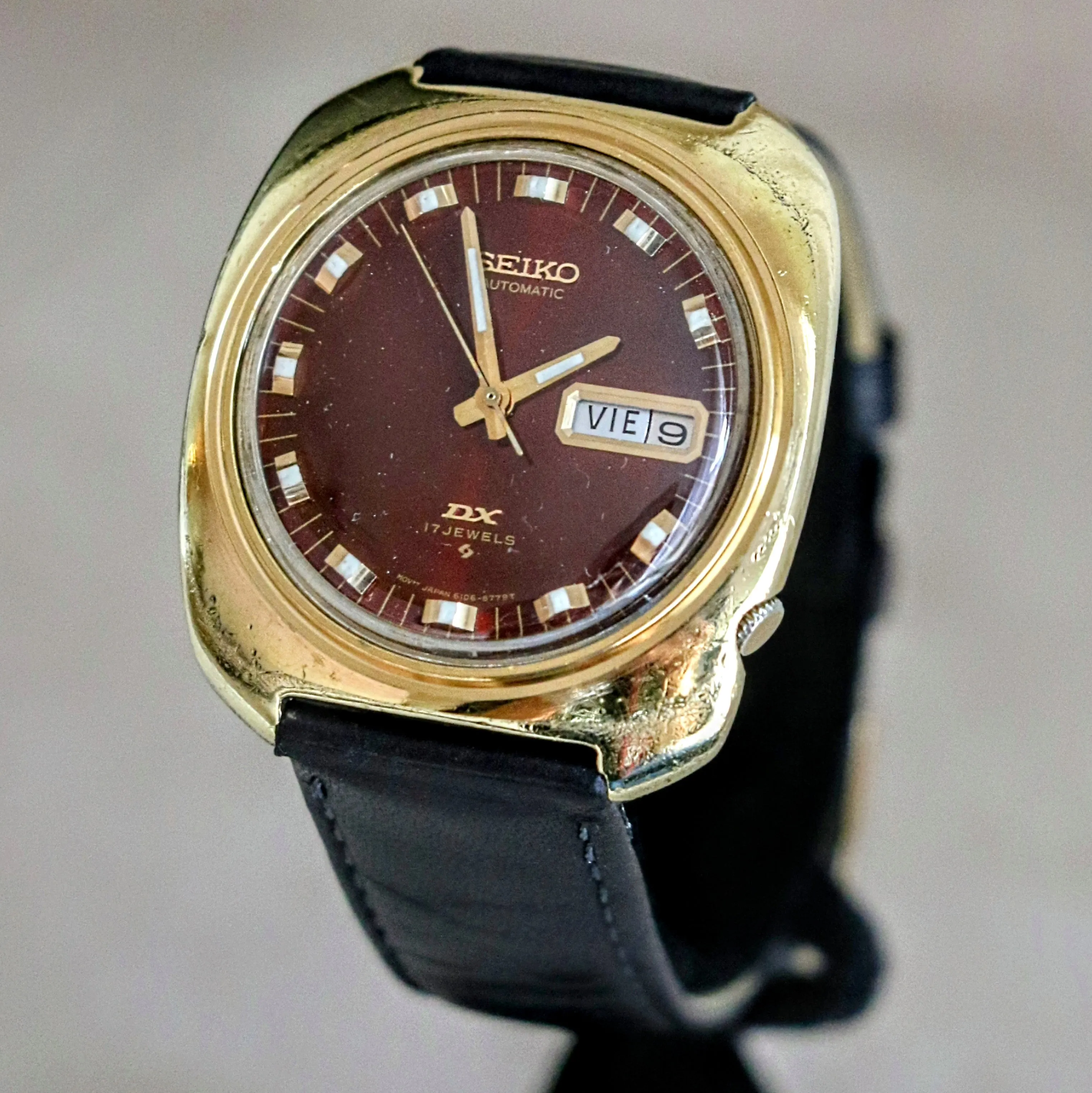 971 SEIKO DX Automatic Watch Day/Date Indicator Cal. 6106C 17Jewels Wristwatch