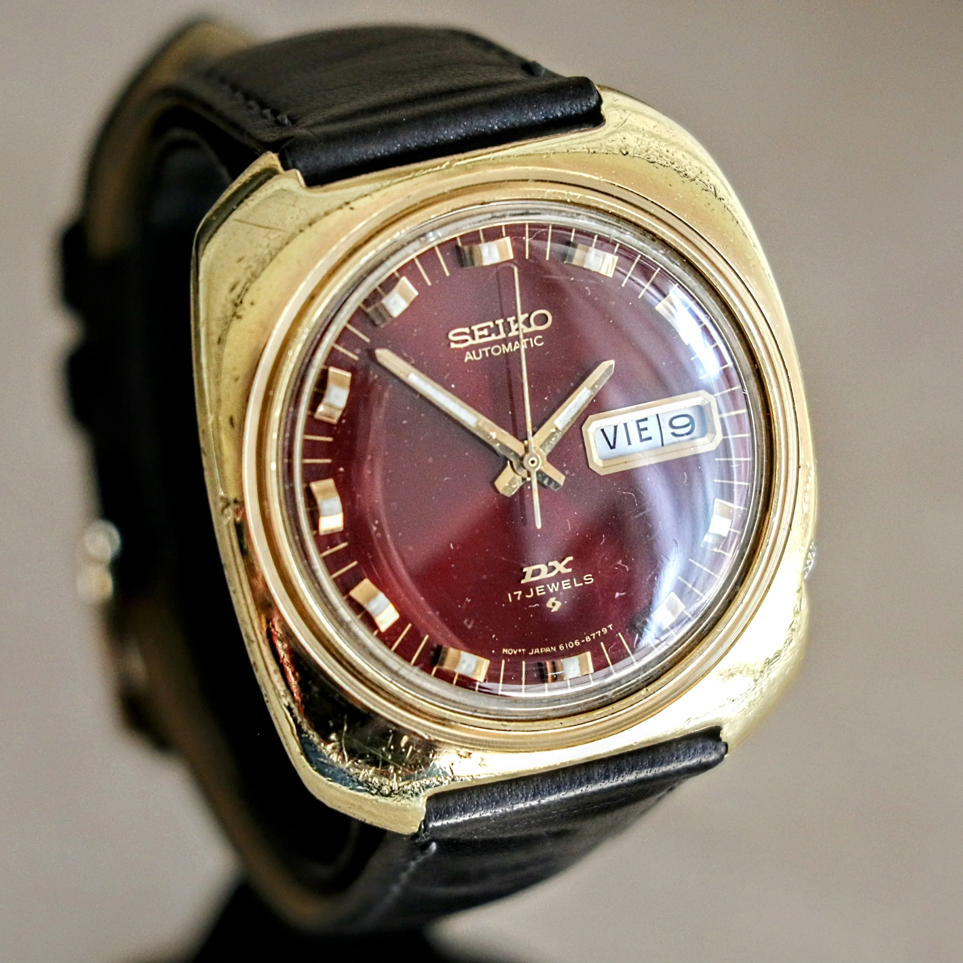 971 SEIKO DX Automatic Watch Day/Date Indicator Cal. 6106C 17Jewels Wristwatch